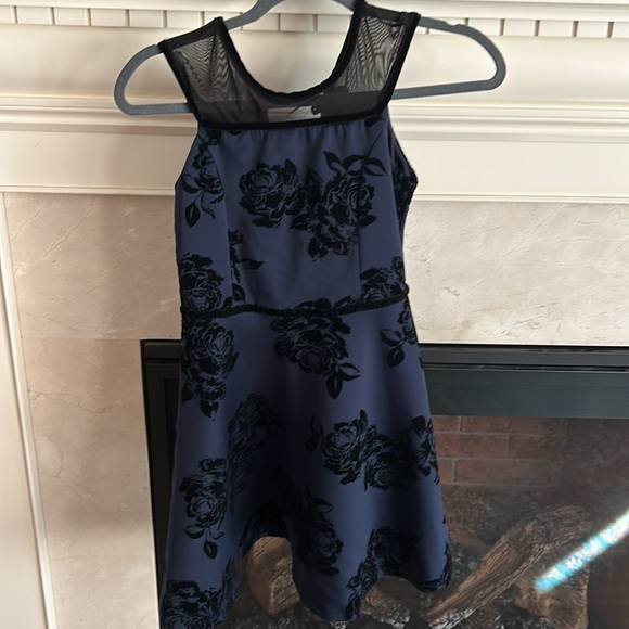 8 gorgeous size 11-12 girls dresses. - Picture 7 of 9